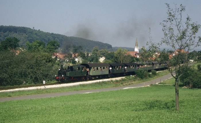 GES&nbsp;11 mit Zug &rarr;Neuffen hinter Linsenhofen, am 18.08.2002