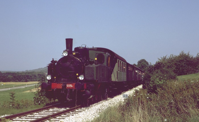 GES&nbsp;11 mit Zug aus Nürtingen kurz vor Neuffen, am 18.08.2002