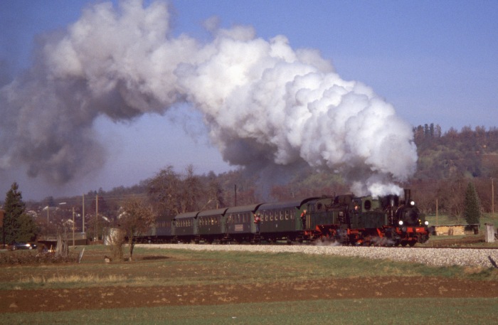 Nr.11 + Nr.16 mit Nikolauszug &rarr;Neuffen vor Linsenhofen, am 11.12.2005