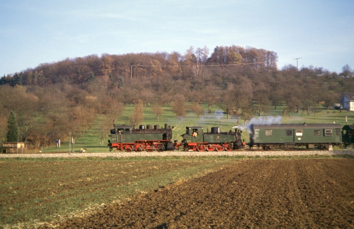 Nr.16&nbsp;Tv + Nr.11&nbsp;Tv abwärts nach Nürtingen, unterhalb von Linsenhofen, am 11.12.2005
