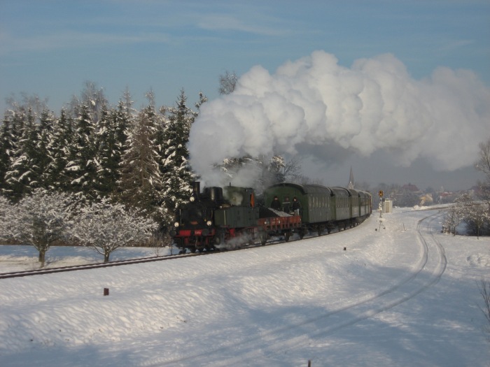 Lok&nbsp;11 der GES mit dem ersten Nikolauszug von Nürtingen nach Neuffen wird kräftig geschoben, zwischen Linsenhofen und Neuffen im schönen kalten Wintermorgen, um 9:55h am 14.12.2008