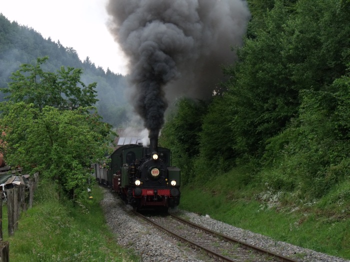 Lok&nbsp;11 mit Zug Schorndorf-Welzheim hinter dem Strümpfelbach -Viadukt bei Steinbach, um 10:58h am 13.06.2011
