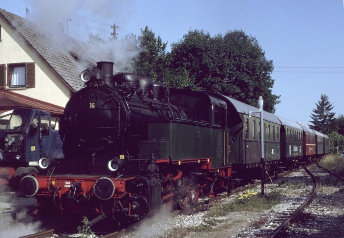 Nr.16 vor Zug &rarr;Gerstetten, abfahrtbereit im Bf Amstetten, am 30.06.2002
