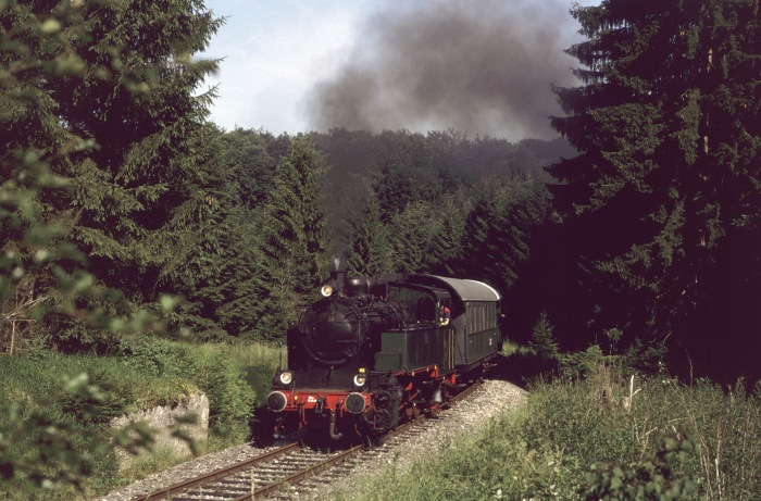Lok&nbsp;16 mit Zug Amstetten&rarr;Gerstetten im Wald hinter Amstetten am unteren Benzwang, am 30.06.2002