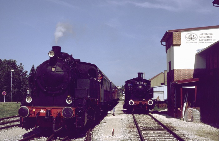 Nr.16 mit Zug aus Amstetten neben 98&nbsp;812, einfahrend Gerstetten, am 30.06.2002