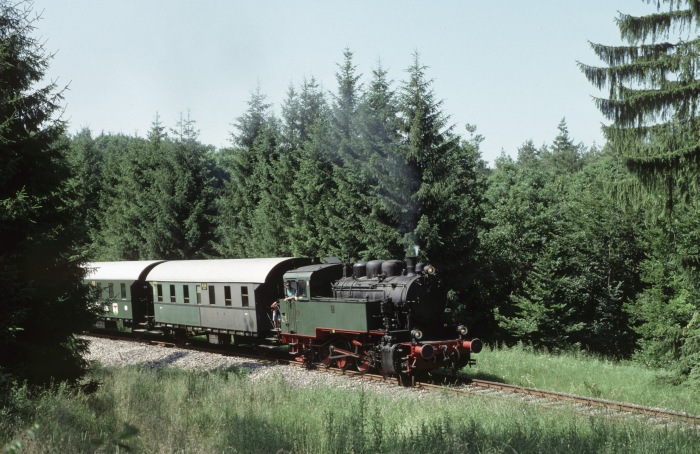 Nr.16 (&rarr;Gerstetten) im Wald hinter Amstetten, am 30.06.2002
