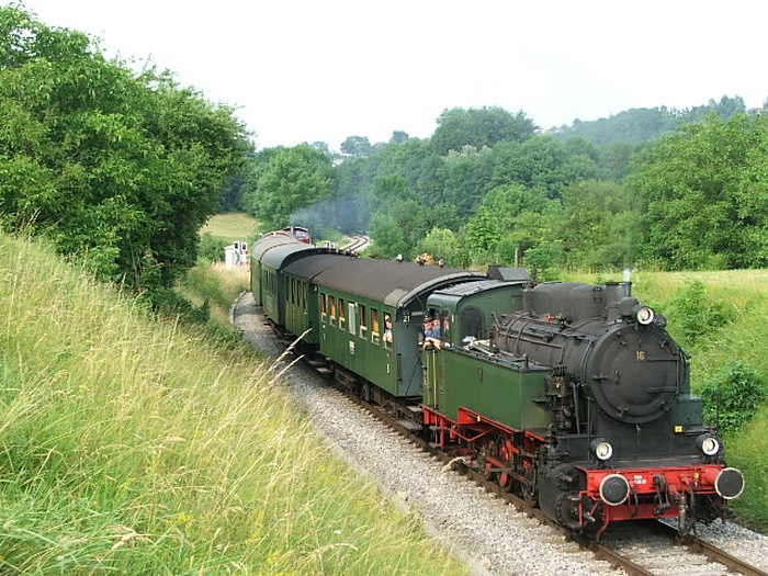 Lok&nbsp;16 der GES auf dem Weg von Korntal nach Weissach, am Glems-Tal hinter Schwieberdingen, am Abend des 26.06.2005