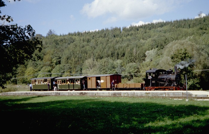 Lokomotive W.N.12 mit &bdquo;GmP-&ldquo; Zug soeben im derzeitigen Endbahnhof Sägmühle eingetroffen und am Bahnsteig angehalten, um 14:45h am 12.09.2004
