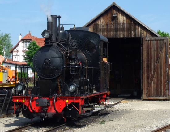 Lokomotive WN&nbsp;12 vor dem kleinen hölzernen Lokschuppen in Neresheim vor ihrem ersten Einsatz an diesem Tag, um 10:05h am 19.06.2014