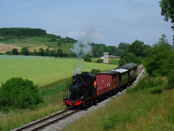 WN&nbsp;12 mit Zug P&nbsp;1 Neresheim&rarr;Sägmühle am Egautal nahe der Dischinger Landstraße, um 11:22h am 19.06.2014