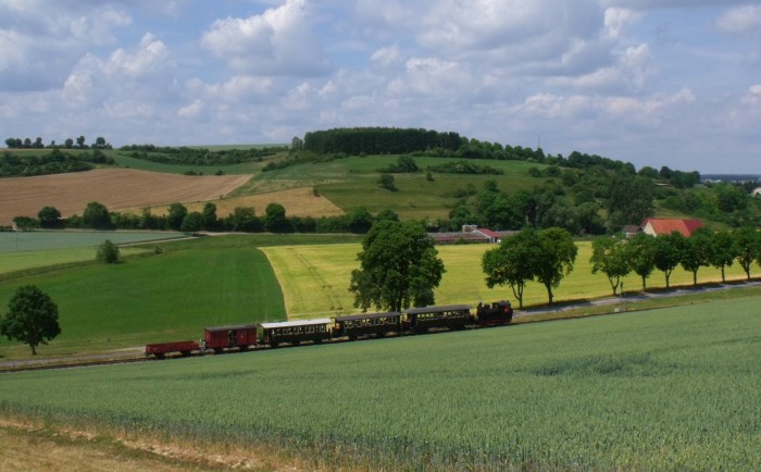 WN&nbsp;12&nbsp;Tv mit Zug P&nbsp;2 in der (relativ kurzen) Steigung östlich Neresheim, um 12:05h am 19.06.2014