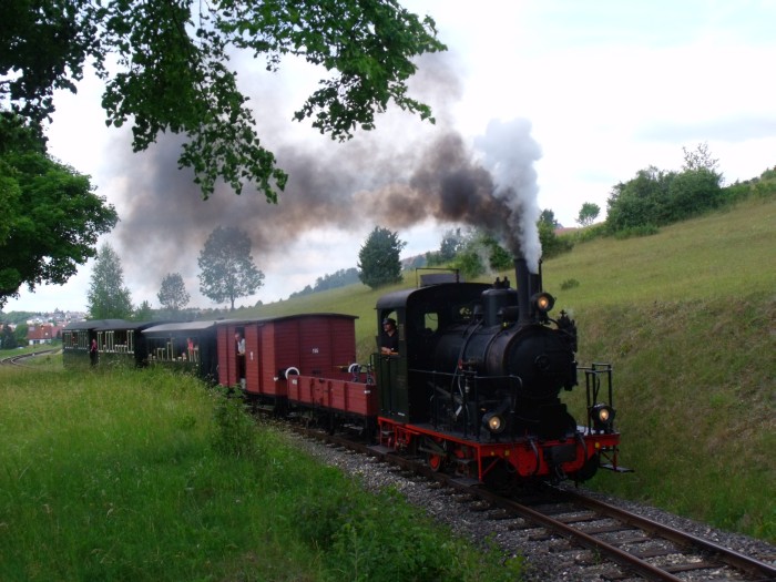 WN&nbsp;12 mit Zug P&nbsp;5 nach Sägmühle, kurz vor dem Bahnübergang der Dischinger Landstraße abwärts in der Steigung fahrend, um 14:37h am 19.06.2014