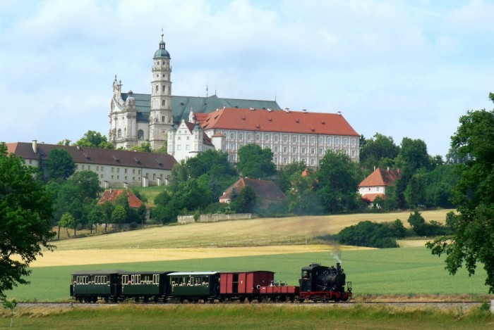 WN&nbsp;12 mit Zug P&nbsp;7 nach Sägmühle abwärts fahrend, wieder mit Kloster im Hintergrund, um 16:01h am 19.06.2014