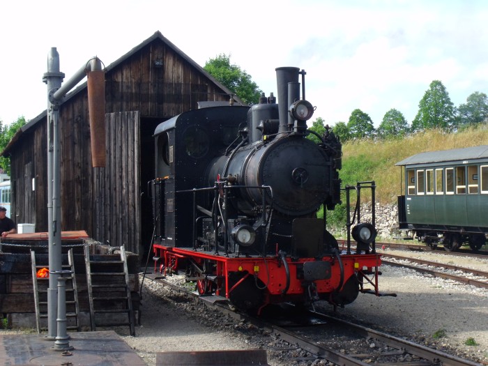 WN&nbsp;12 wieder abends nach dem letzten Zug vor dem hölzernen Lokschuppen neben den Wasserkran gestellt, so wie hier um 17:05h am 19.06.2014