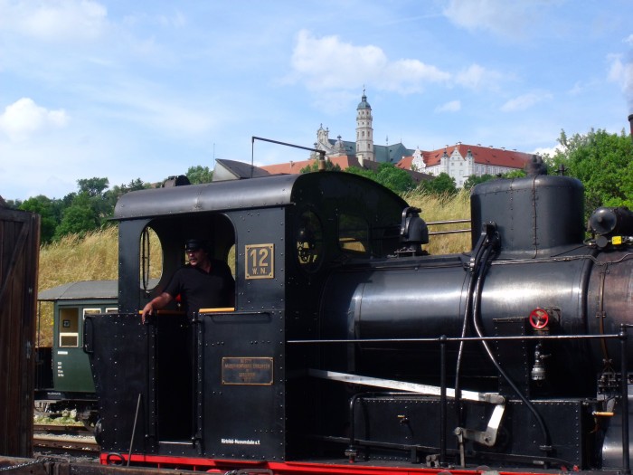 Die Anschriften bzw. Beschilderung von WN&nbsp;12 und das Kloster darüber - nette Ansicht so zusammen, Neresheim Bw um 17:07h am 19.06.2014