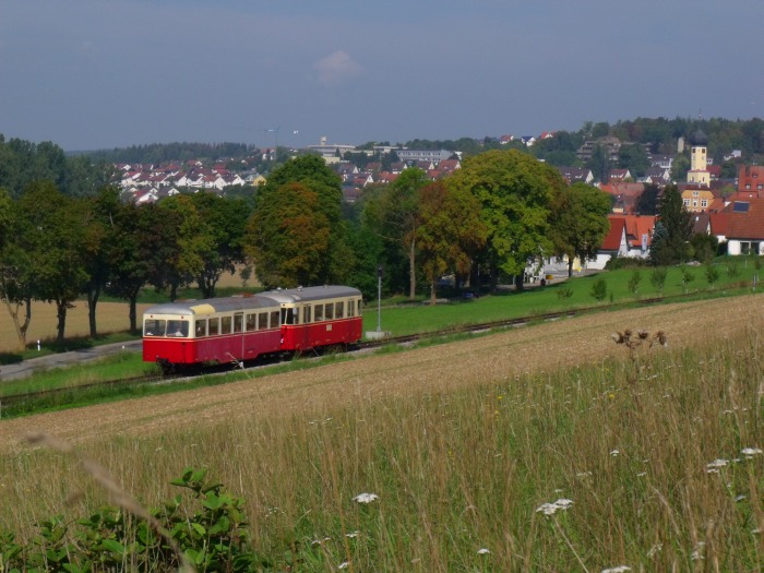Triebwagen T33 als erste Zug &bdquo;Tp&nbsp;2&ldquo; zurück von Sägmühle, mit Beiwagen &bdquo;TA&nbsp;101&ldquo; auf der Steigung vor Neresheim, um 10:50h am 07.09.2014