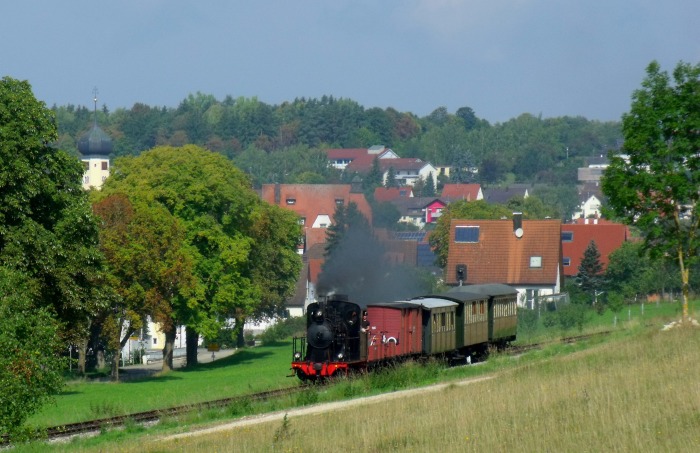 W.N.12 mit Zug P1 abwärts fahrend den einzigen &bdquo;Berg&ldquo; auf dieser Strecke, nämllich kurz hinter dem Ort Neresheim, um 11:25h am 07.09.2014