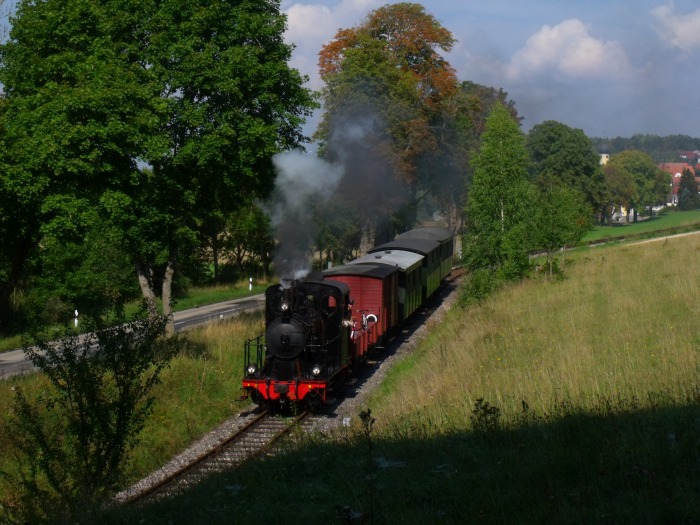 W.N.12 mit Zug P1 abwärts fahrend den einzigen &bdquo;Berg&ldquo; auf dieser Strecke, nämllich kurz hinter dem Ort Neresheim, um 11:25h am 07.09.2014