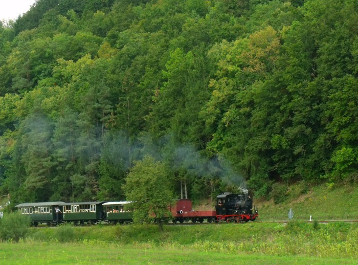 W.N.12 mit Zug P&nbsp;5 Neresheim&rarr;Sägmühle am Egautal neben der Landstraße kurz hinter dem Haltepunkt Steinmühle, um 14:44h am 07.09.2014