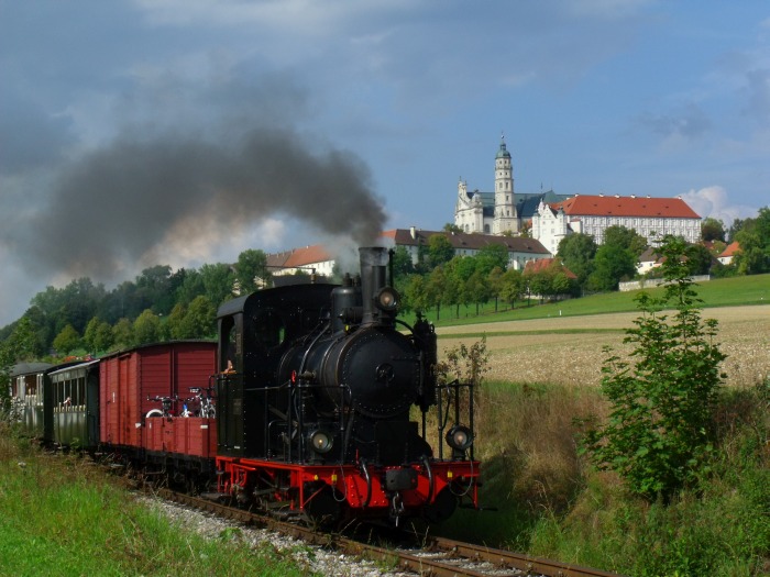 W.N.12  mit Zug &bdquo;P7&ldquo; Neresheim&rarr;Sägmühle, kurz hinter Neresheim mit dem Kloster auf dem Berg über dem Bahnhof und Ort, um 16:04h am 07.09.2014