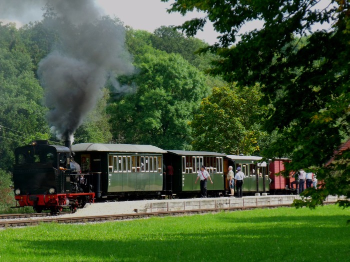W.N.12 nun &bdquo;Tv&ldquo; (fast) abfahrbereit vor dem Zug P4 zurück nach Neresheim, um 13:47h am 07.09.2014