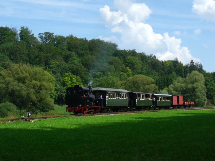 W.N.12&nbsp;Tv mit Zug P4 zurück nach Neresheim, Ausfahrt Sägmühle, um13:54h am 07.09.2014