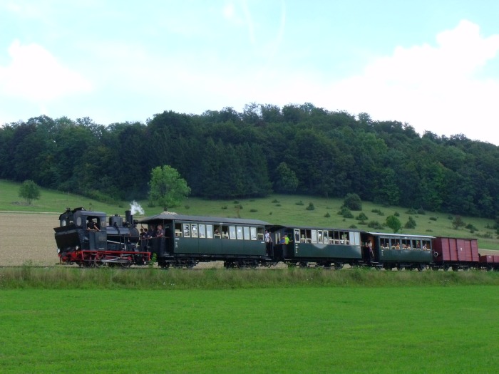 W.N.12&nbsp;Tv mit Zug P6 an den Wiesen am &bdquo;kleinen Berg&ldquo; kurz vor Neresheim, um15:22h am 07.09.2014