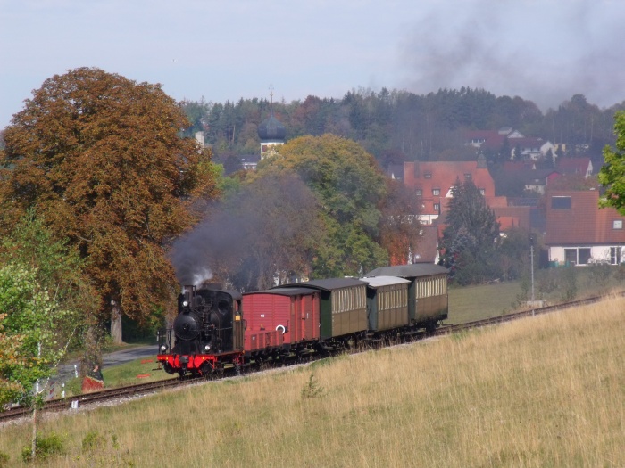W.N.12 mit einem leeren Sonderzug nach Sägmühle, um dort die Fahrgäste der &bdquo;Schmalspur-Expo&ldquo; abzuholen, die mit dem T33 dorthin gefahren waren, fotografiert kurz hinter Neresheim, um 11:00h am 03.10.2015