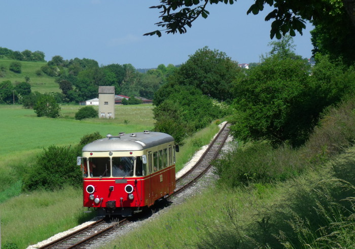 T33 der HMB (von hinten hinterher fotografiert) als TP&nbsp;12 (&rarr;Neresheim), vom Straßenhang (L2033) am Egau-Tal zwischen Steinmühle und Landstraßen-Bahnübergang, um 10:50h am 31.05.2018