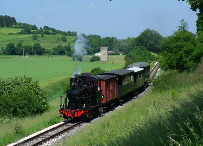 W.N.12 mit P1 (Neresheim->Sägmühle) am Egau-Tal zwischen Landstraßen-Bahnübergang und Hp&nbsp;Steinmühle, um 11:25h am 31.05.2018