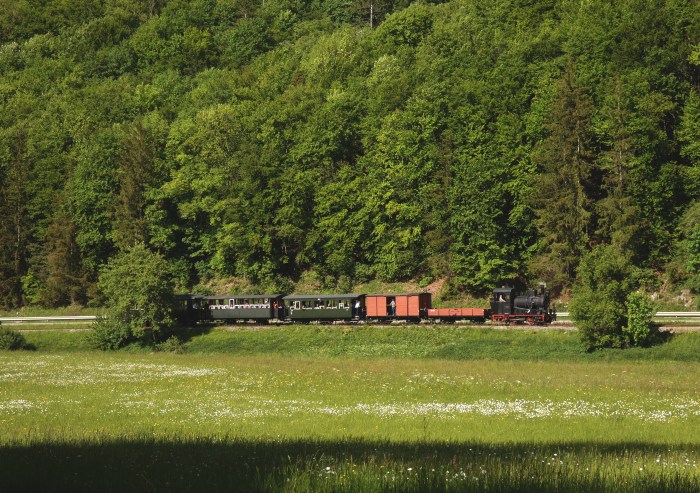 W.N.12 mit P7 Neresheim&rarr;Katzenstein nun noch mal in nachmittäglichem Sonnenschein hinter Steinmühle fotografiert, um 16:43h am 19.05.2024