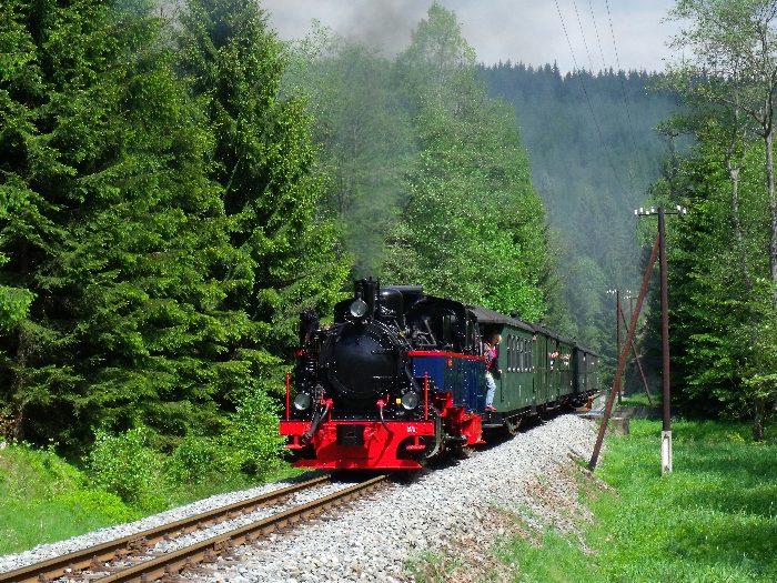 AQUARIUS&nbsp;C mit Zug&nbsp;11 hinter der Schwarzwasserbrücke und dem Loreleifelsen, um 11:40h am 27.05.2012