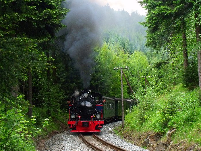 AQUARIUS&nbsp;C mit Zug&nbsp;13 in der engen Kurve im Tal zwischen Schmalzgrube und Schlössel bei km&nbsp;20,2, um 13:30h am 28.05.2012