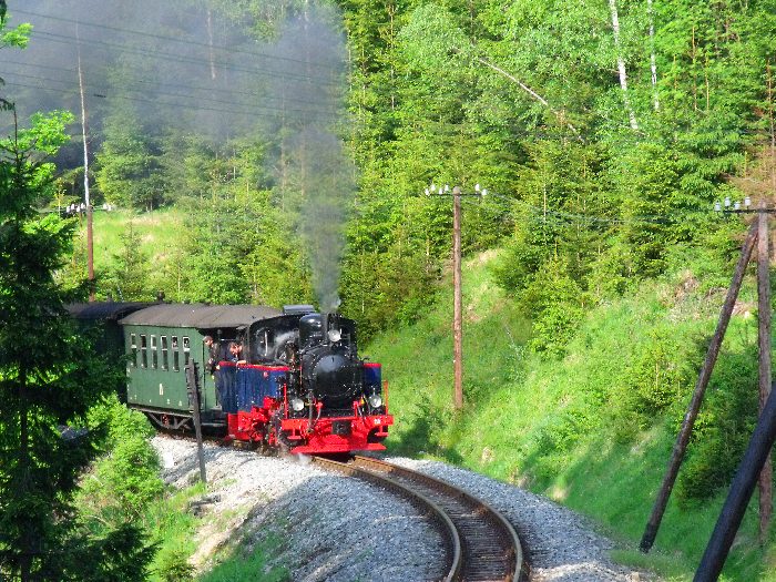 AQUARIUS&nbsp;C mit Zug&nbsp;17 im Tal neben dem Fluß Schwarzwasser, kurz vor dem Wanderweg- Bahnübergang bei km&nbsp;21,0, um 17:32h am 28.05.2012