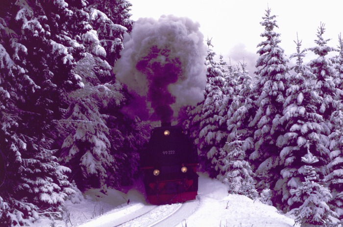 99&nbsp;222 mit Zug&nbsp;8933 im Schneesturm vor Schierke, am 27.12.1999