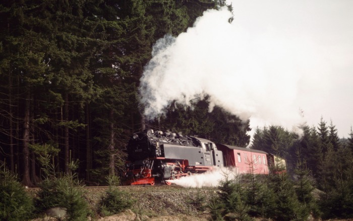 99&nbsp;222 mit Zug&nbsp;8933 vor Schierke, am 15.04.2000