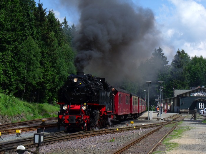 99&nbsp;222 mit Zug&nbsp;8923 ausfahrend aus Bahnhof Schierke, um 15:42h am 08.06.2016