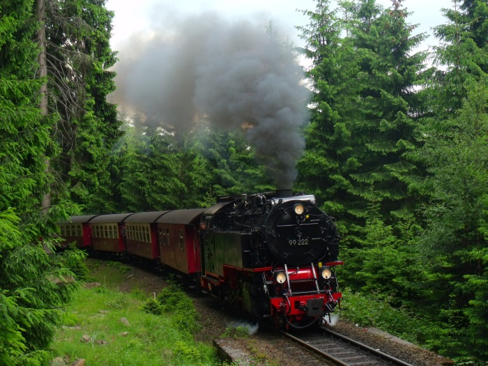 99&nbsp;222 mit Zug&nbsp;8935 hinter den Waldkurven vor Schierke, um 14:40h am 10.06.2017