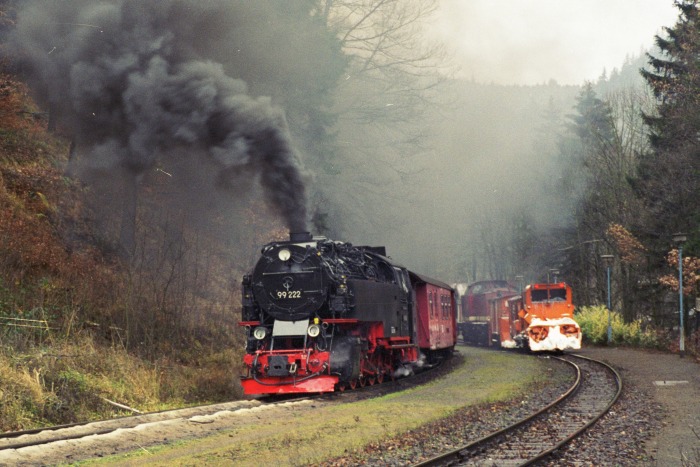 99&nbsp;222 mit Zug&nbsp;8903 kreuzt in Steinerne&nbsp;Renne die V100 871, die gerade mit dem Schneepflug von der Brockenstrecke zurück kommt, um 12:05h am 16.12.2000