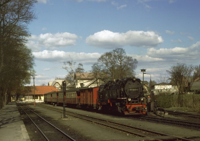 99&nbsp;0240 vor P&nbsp;14409 am Bahnsteig in Wernigerode, am 18.04.1982
