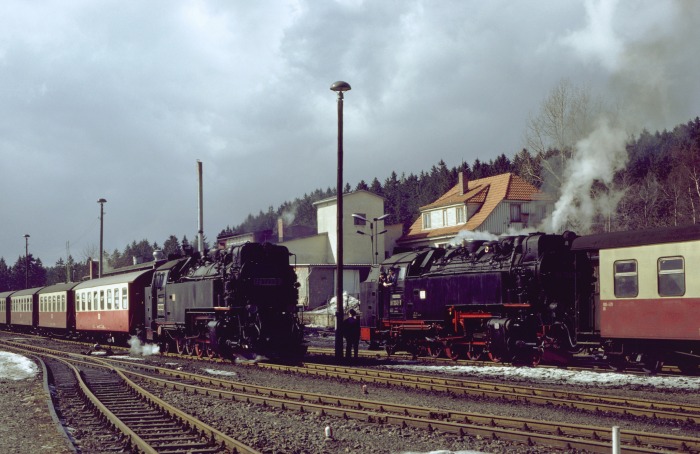 99&nbsp;7237 mit P&nbsp;14407 kreuzt 99&nbsp;7240&nbsp;Tv vor P&nbsp;14404 in Beneckenstein, am 28.03.1987