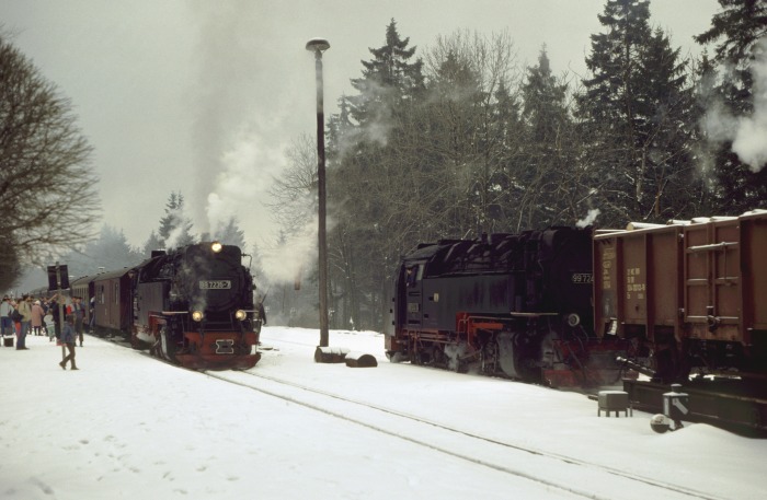 99&nbsp;7235 mit P&nbsp;14403 kreuzt 99&nbsp;7244&nbsp;Tv vor Güterzug in Drei Annen Hohne, am 20.02.1988