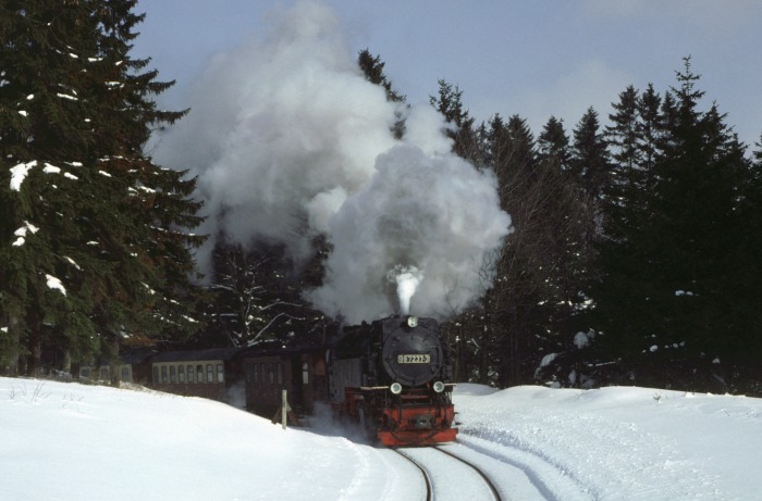 99&nbsp;7237 mit P&nbsp;14445 am Bahnübergang bei Drei Annen, am 05.03.1988