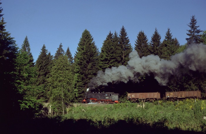 99&nbsp;7237 mit Güterzug in der Kurve am Thumkuhlental, am 22.05.1988