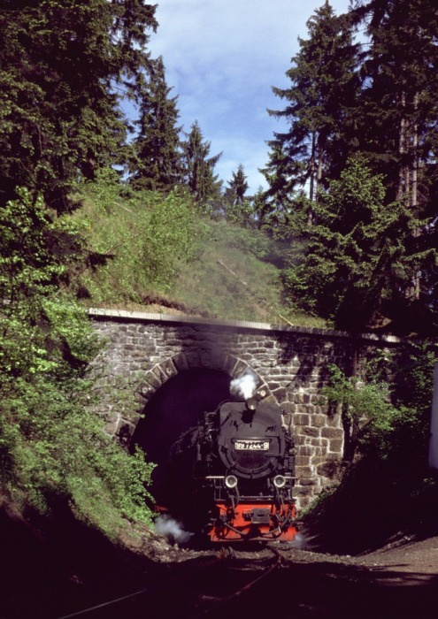 99&nbsp;7244 mit P&nbsp;14445 verlässt den Thumkuhlenkopftunnel, am 22.05.1988