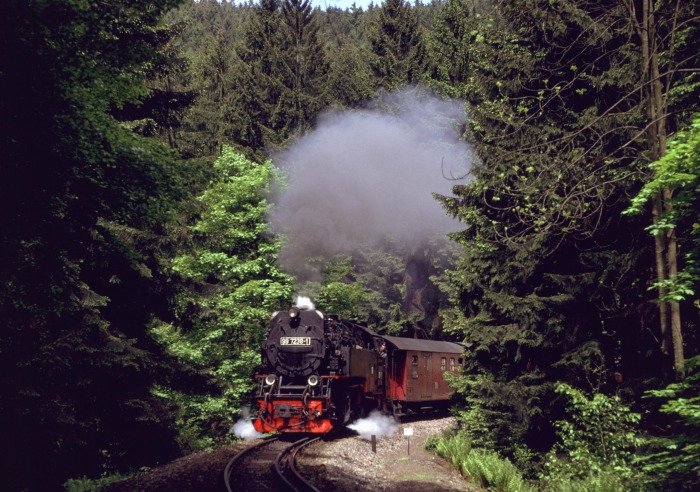 99&nbsp;7238 mit P&nbsp;14407 hinter der Flussbrücke im Thumkuhlkental, am 22.05.1988