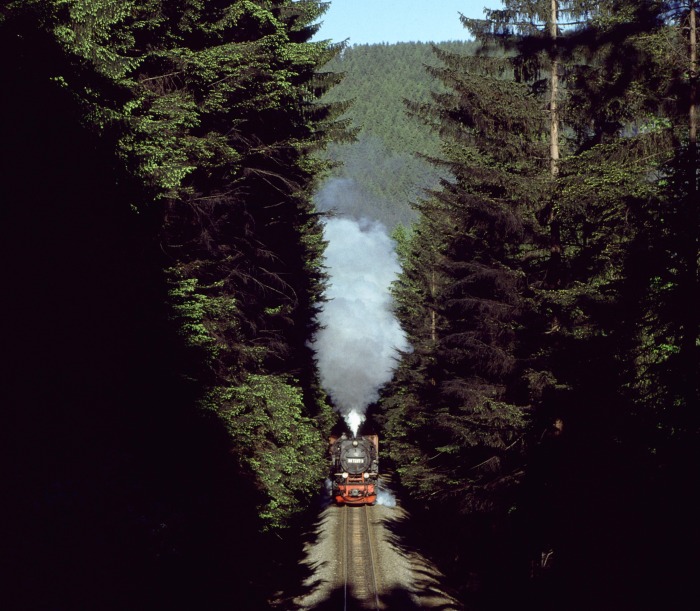 99&nbsp;7237 mit Güterzug vor dem Thumkuhlenkopf-Tunnel, am 22.05.1988