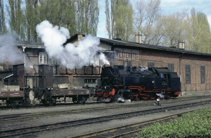 99&nbsp;7231 rangiert in Wernigerode-Westerntor, am 08.04.1990