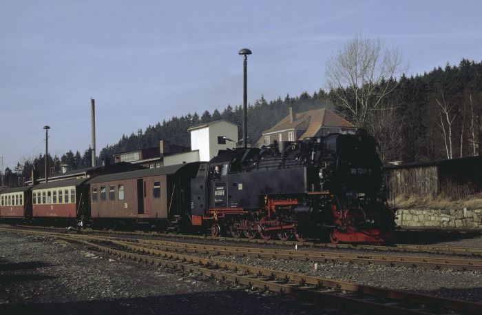99&nbsp;7245 P&nbsp;14443 einfahrend in Benneckenstein, am 08.02.1992