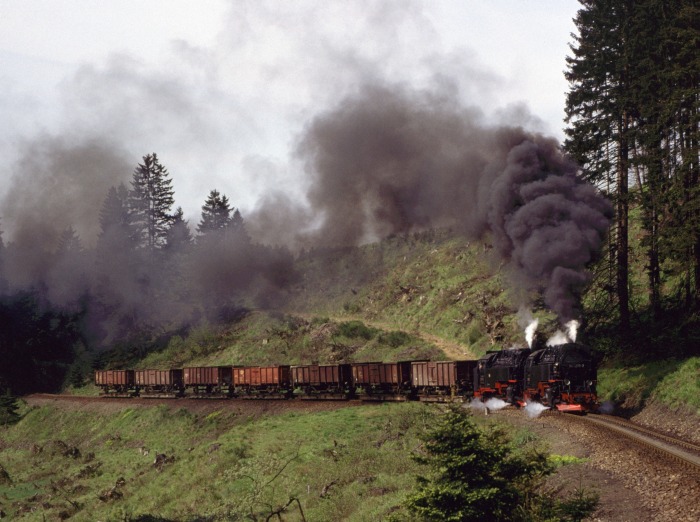 99&nbsp;7233 + 99&nbsp;7231 mit schwerem Kohlezug&nbsp;67092 im Behretal vor Birkenmoor, am 14.05.1989